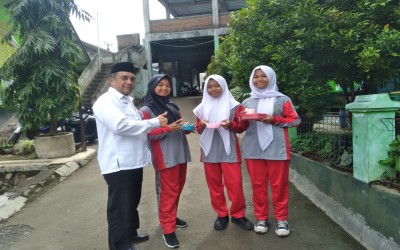 MTsN 2 Garut Menuju Sekolah Adiwiyata:   Zero Waste dengan Wadah Plastik dari Rumah