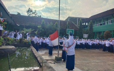 PEMBIASAAN PENGIBARAN BENDERA MERAH PUTIH SEBAGAI WUJUD KECINTAAN TERHADAP TANAH AIR DI MTSN 2 GARUT